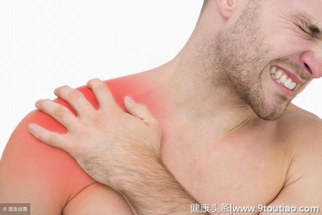 困扰多年的肩周炎，7个简单动作就能缓解！在家就能跟着做