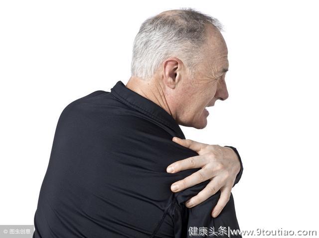 困扰多年的肩周炎，7个简单动作就能缓解！在家就能跟着做