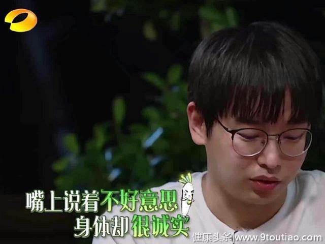 这些男星都已经放弃减肥，只有她一边坚持吃货人设，一边减肥