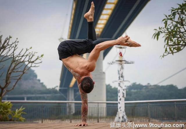 男神“衣架子”身材大揭秘，原来是每天坚持瑜伽，力量升级不得了