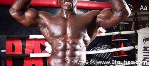 中国最能打拳王，长相不像中国人，皮肤比黑人还黑，肌肉很强壮