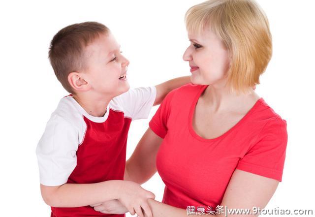 父母一直在伤害男孩？心理学家给出答案，为什么男宝宝要多拥抱