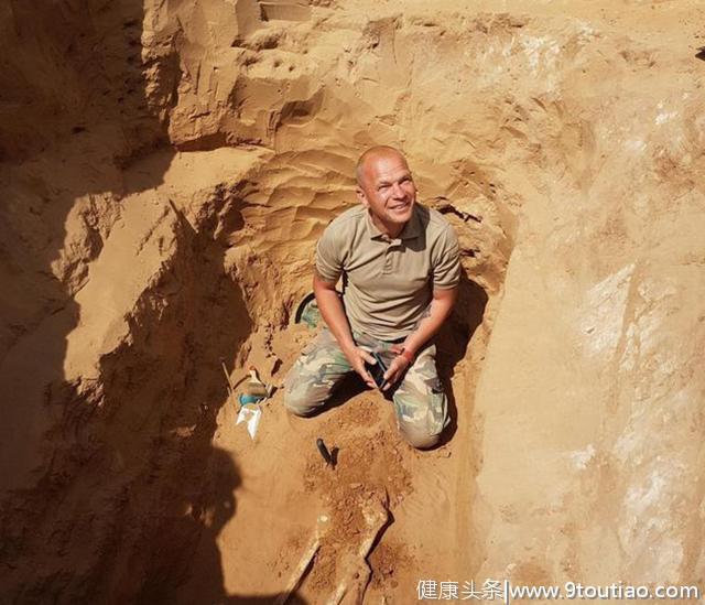 俄罗斯专家挖开一座古墓，发现一颗“快乐头骨”，口腔大张似爆笑