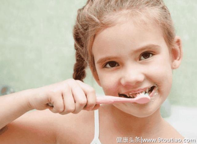 宝宝牙齿“稀烂”，不一定是糖果的“锅”，家长的习惯要注意