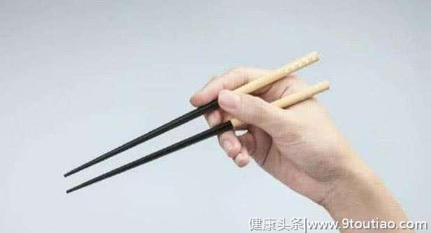 心理测试：你是怎么拿筷子的？测你今生是“王爷”还是“乞丐”