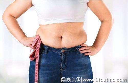 更年期女性腰围容易变大，晚上做好这几件事，维持身材和体重