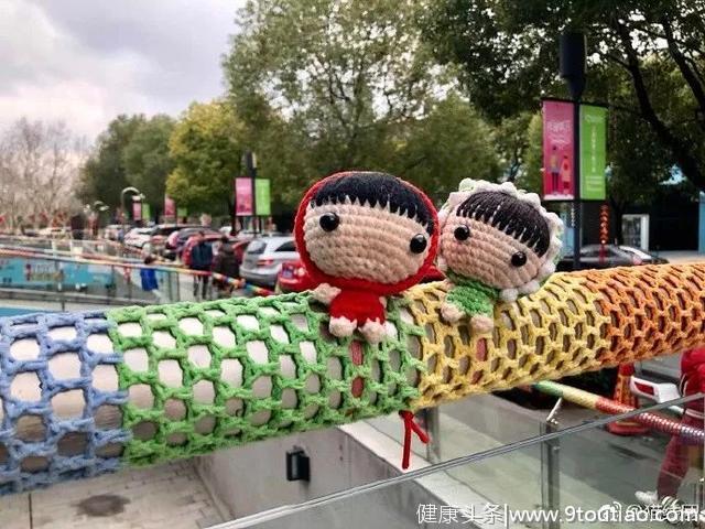 她用线团对抗抑郁，编织成的玩偶装扮了上海街道