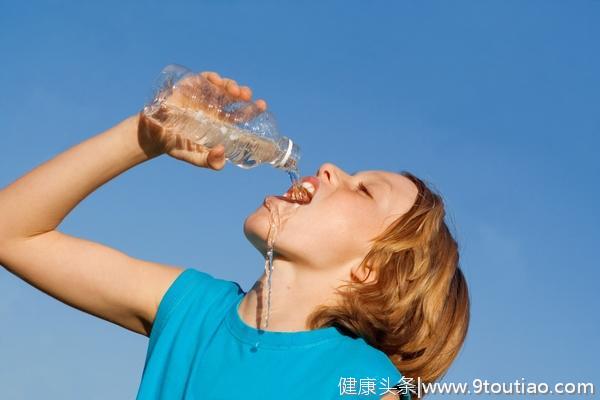 水不是喝越多越好！夏天想要养生，喝水请做到5个“不”