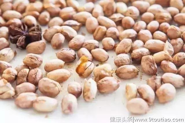 「食谱」用微波炉就可以轻松做出来的五香花生米~