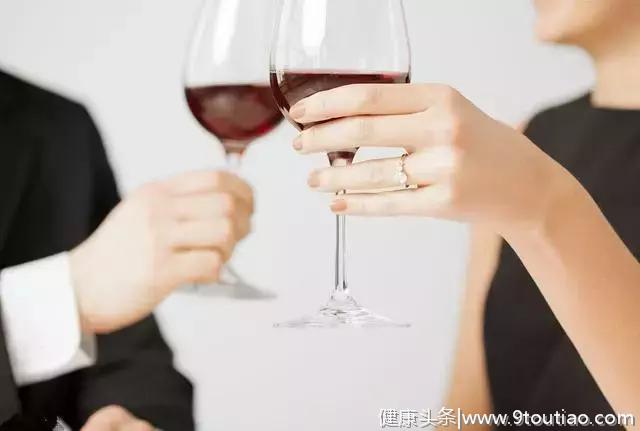 肝脏病变后，喝酒会有4种表现，若一个不占，恭喜肝病离你还远