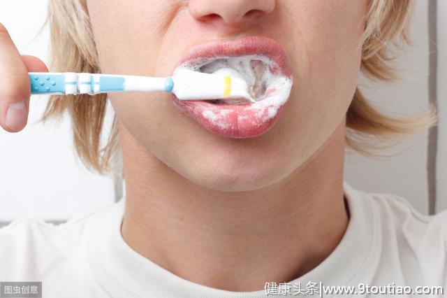 错误的刷牙方式等于毁牙！口腔专家教你牙到底该如何刷