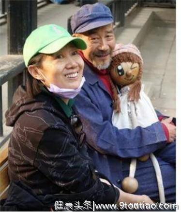 65岁李雪健的近照，抗癌18年身体越来越弱，但回头一笑暖人心