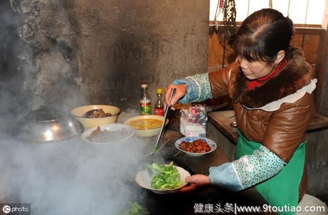 肺癌多半是"拖"出来的，晨起若有3种表现，及时检查，或能保命