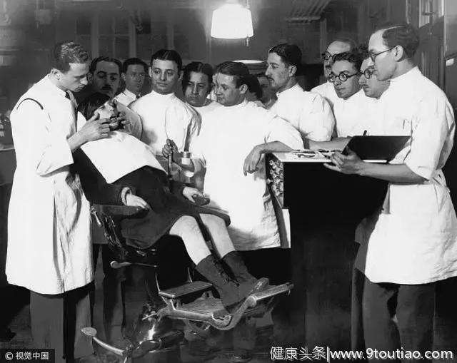 老照片探秘 旧时牙医是如何给人瞧病的