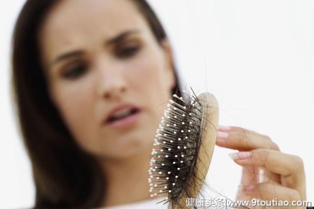 女人洗头常见的3个错误方式，难怪脱发还油得快