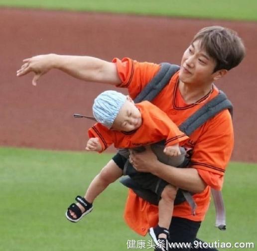 奶爸人设崩了，崔珉焕带儿子开球，粗心大意差点伤害小孩子颈椎