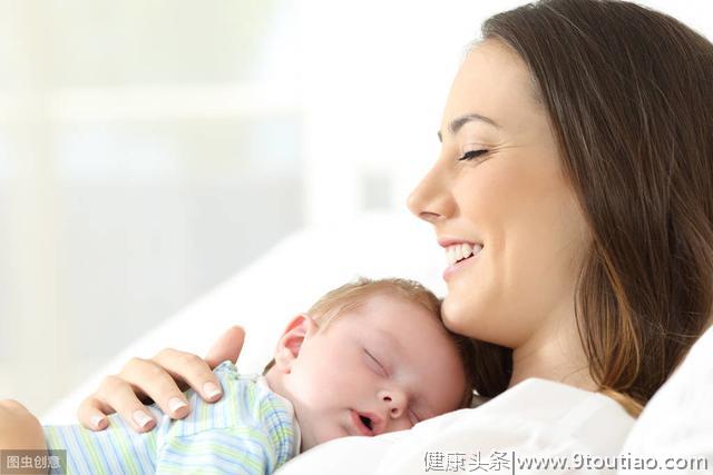 宝宝喜欢摸着乳房睡觉，妈妈不自由，想巧妙脱身，有4招不妨一试