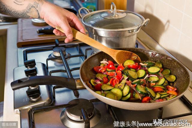 中老年女性肺癌风险增加？患上肺癌后，可能会有这2个反应