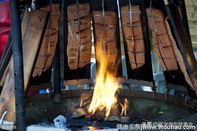 我国每年四十万人被确诊胃癌，医生提醒，两种食物最好撤下餐桌