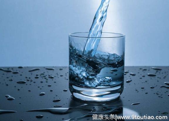 早晨养生喝水法，喝水注意3个点，可以改善身体