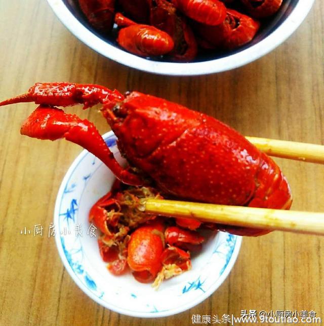 夏天周末在家最想吃什么？当然是龙虾，自己做的就是比外面的鲜