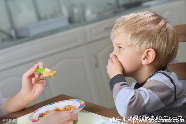 孩子脸上的虫斑是怎么回事，为什么越来越多，是不是白癜风？