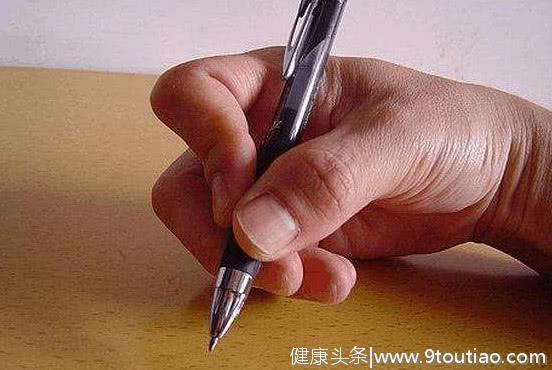 心理测试：平日你是怎么握笔的？测你的智商高还是低，我是B