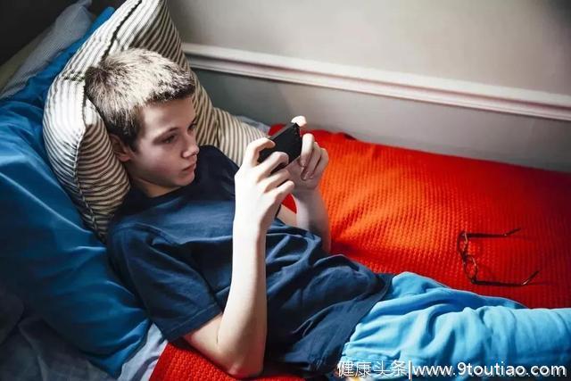 美国心理学家：那些经常玩手机的孩子，将被同伴甩得很远