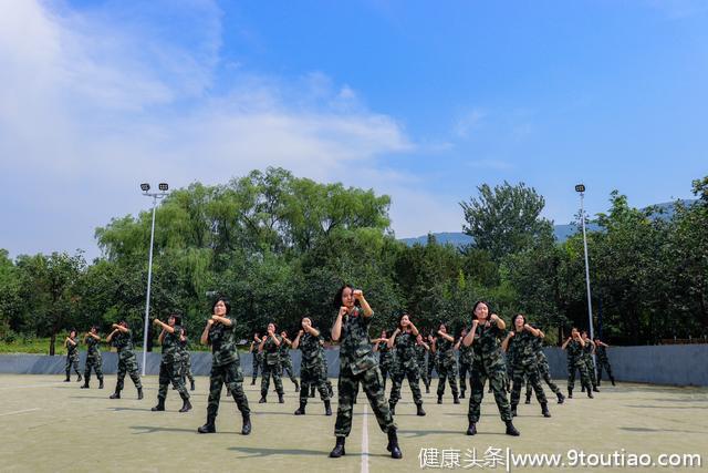 心理健康操走俏警营，武警官兵学起来！