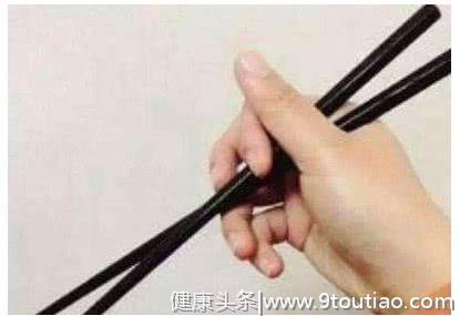 心理测试：你拿筷子是哪一种姿势？测你将来几岁结婚，我是B
