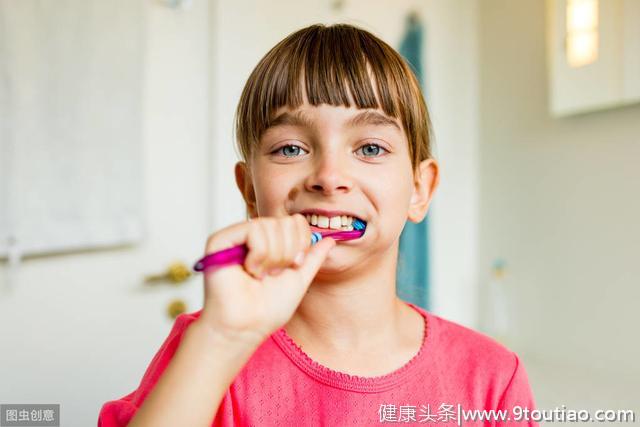 要想让孩子拥有一口漂亮的牙齿，从帮孩子刷乳牙开始