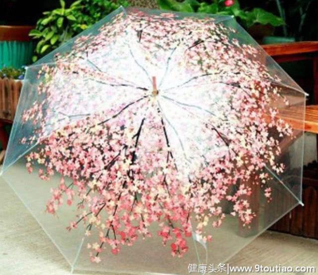 心理测试：下雨你用哪一把伞？测近期，你能和命中的贵人相遇吗