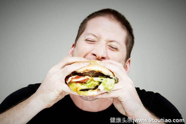 心理学家：如果男人吃饭时有这两个习惯，多半人品不佳，不要交往