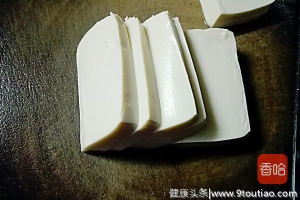 豆腐最经典的吃法，和这个食材搭配一起做，柔嫩鲜香