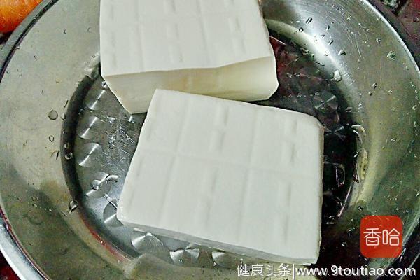 豆腐最经典的吃法，和这个食材搭配一起做，柔嫩鲜香