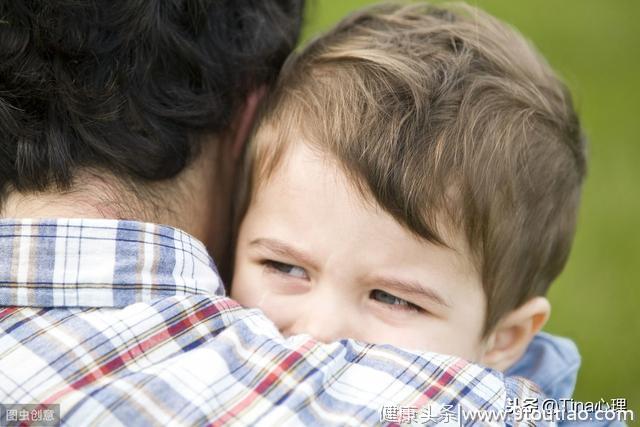 “哭什么哭，你是男子汉！”心理学家：其实，父母一直在伤害男孩