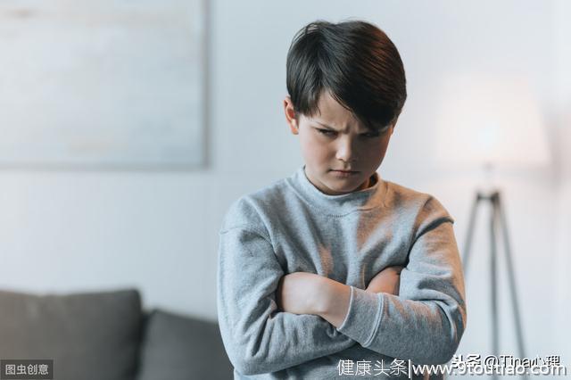 “哭什么哭，你是男子汉！”心理学家：其实，父母一直在伤害男孩