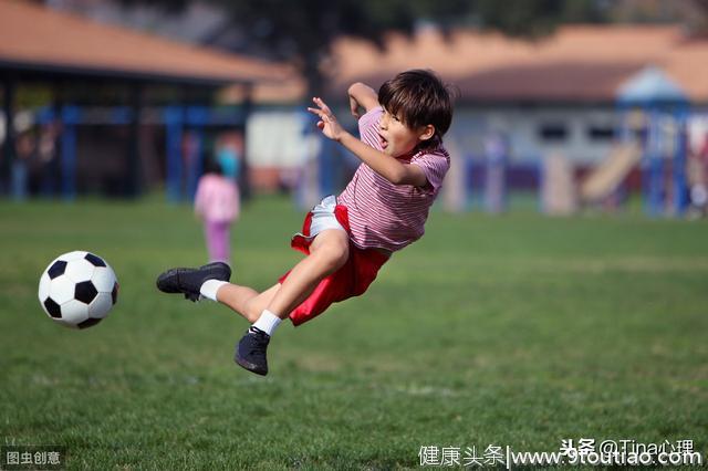 “哭什么哭，你是男子汉！”心理学家：其实，父母一直在伤害男孩