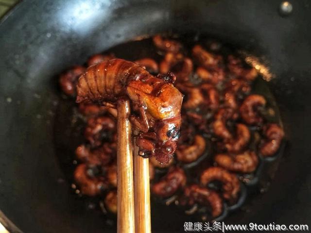 它是夏季当灶美食，比小龙虾贵却爽脆美味，下锅炸一炸，越嚼越香