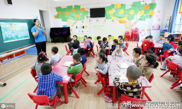 孩子不敢在幼儿园拉粑粑都是老师的错？心理学家：家长做法很重要