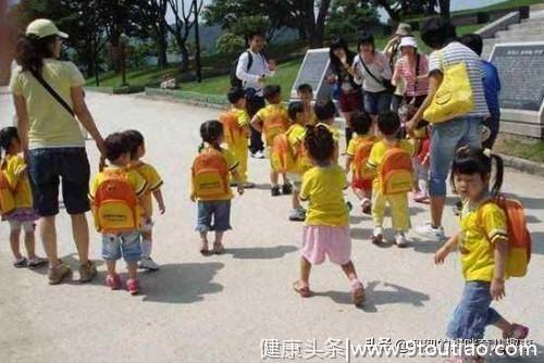 孩子不敢在幼儿园拉粑粑都是老师的错？心理学家：家长做法很重要