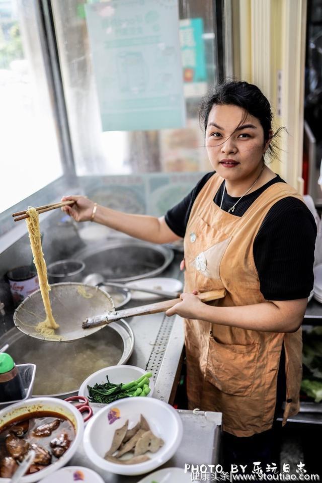 去澳门旅游吃什么？传说中的大排档美食，游客排队都要吃