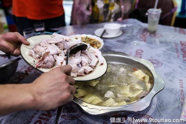 去澳门旅游吃什么？传说中的大排档美食，游客排队都要吃