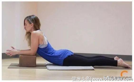 缓解和避免腰疼，每天睡前练这个瑜伽动作