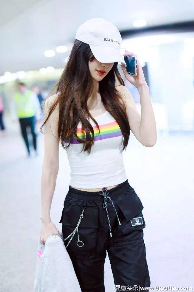 杨颖最新机场造型，一身彩虹吊带搭配工装裤，这么瘦居然还有胸