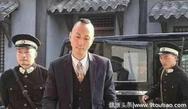 TVB戴耀明发文走出抑郁症，苦熬25年做配角，曾表白佘诗曼