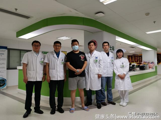 医生告诫：乙肝患者大量饮酒易诱发“暴肝”，或严重威胁生命