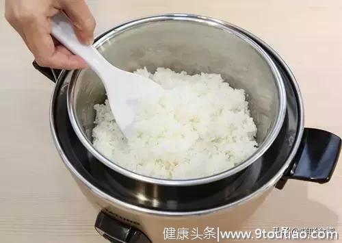 剩米饭不要再做蛋炒饭了，教你一个新做法，老人孩子都爱吃