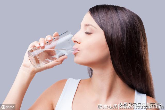 心脏病患者喝水有讲究，忽视这5点，心脏或会有危险