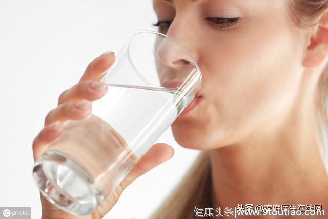 心脏病患者喝水有讲究，忽视这5点，心脏或会有危险